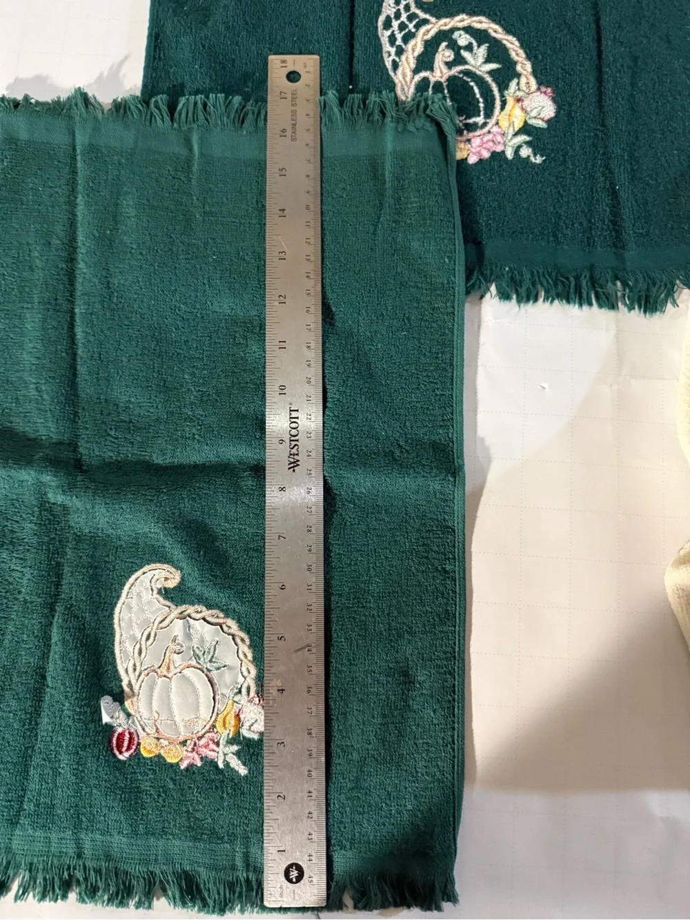 Vtg set of 3 Embroidered Fall Hand and Fingertip Towel Set - Green & Cream